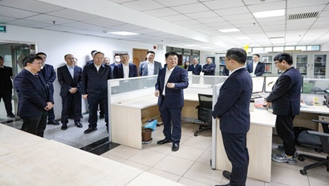 公司領導班子馬年首個工作日走訪慰問總部機關員工